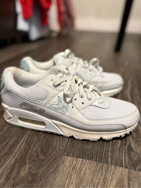 Womens NIKE Sneaker 8.5